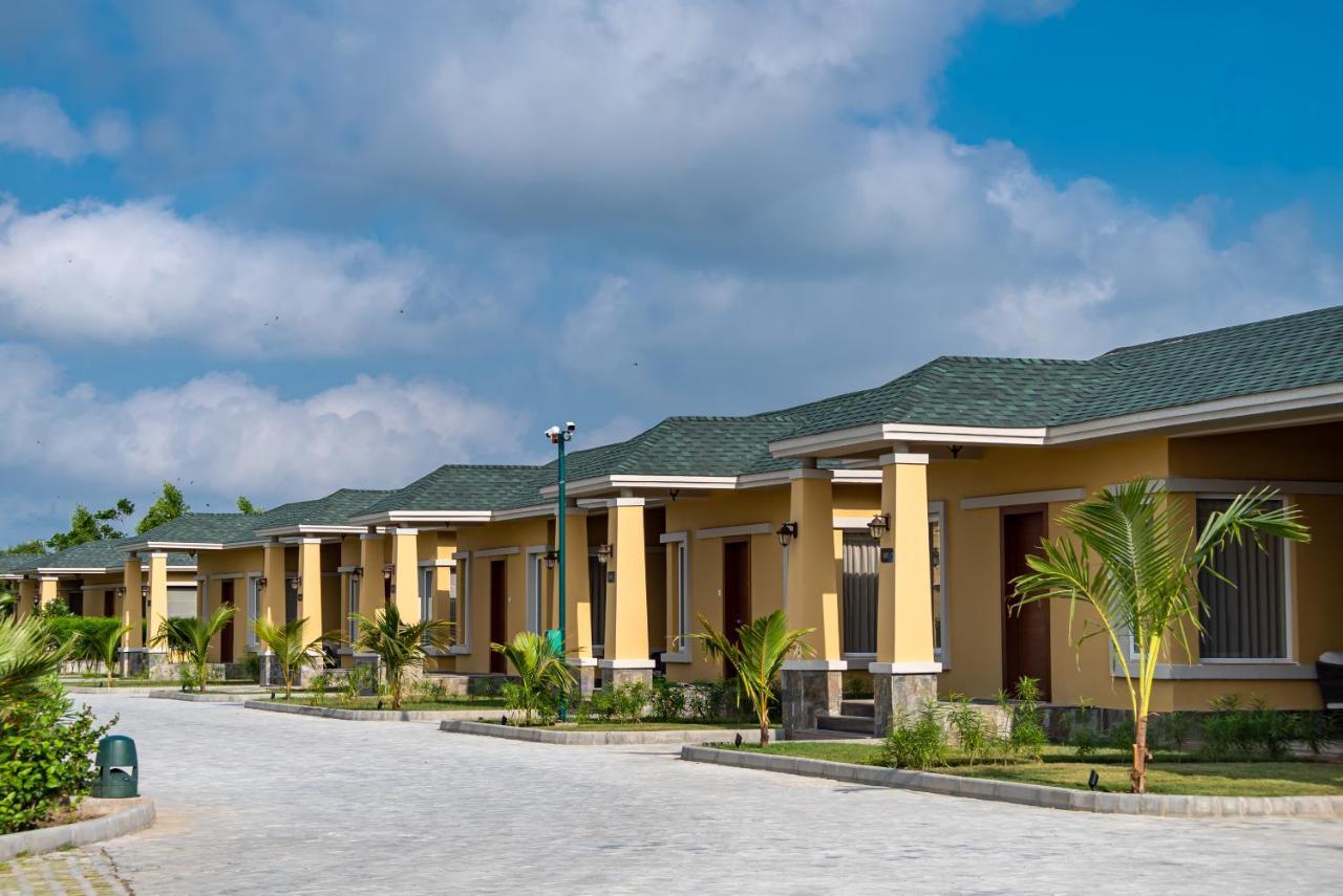 Hawthorn Suites By Wyndham Dwarka Экстерьер фото